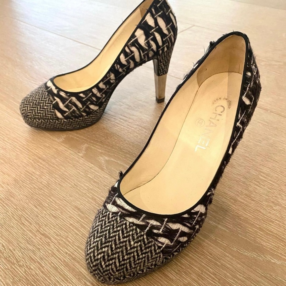 STUNNING Tweed Chanel heels pumps with silver heel detail. Size 38.